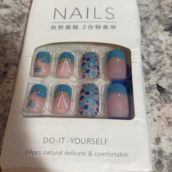 2 Sets of Press on Nails - Picture 3 of 3